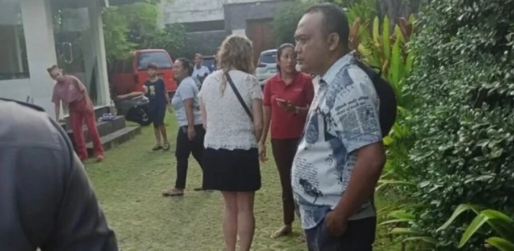 Police officers assist in evacuating an American tourist from a villa in Ketewel, Gianyar. Police officers assist in evacuating an American tourist from a villa in Ketewel, Gianyar.