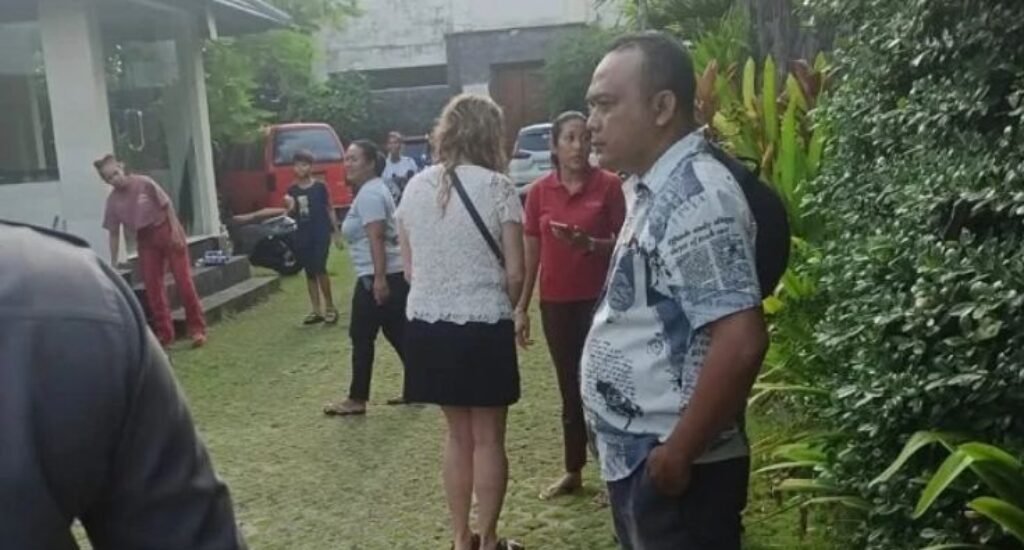Police officers assist in evacuating an American tourist from a villa in Ketewel, Gianyar. Police officers assist in evacuating an American tourist from a villa in Ketewel, Gianyar.