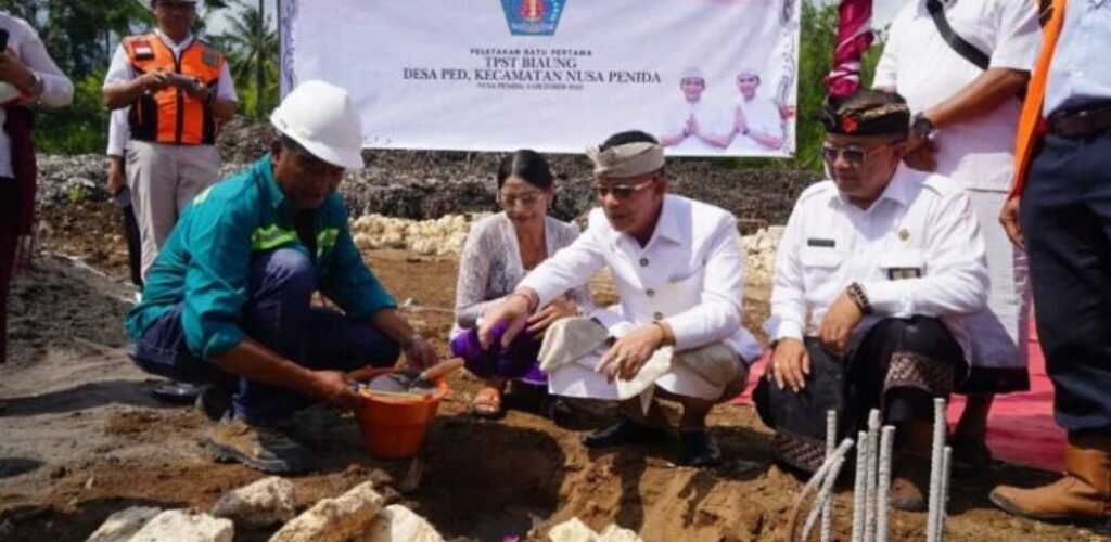 Klungkung Regent I Made Satria lays the first stone to mark the start of construction for the Biaung Integrated Waste Processing Facility in Nusa Penida, Monday (6/10/2025). Klungkung Regent I Made Satria lays the first stone to mark the start of construction for the Biaung Integrated Waste Processing Facility in Nusa Penida, Monday (6/10/2025).