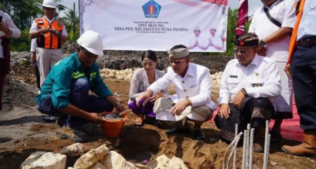 Klungkung Regent I Made Satria lays the first stone to mark the start of construction for the Biaung Integrated Waste Processing Facility in Nusa Penida, Monday (6/10/2025). Klungkung Regent I Made Satria lays the first stone to mark the start of construction for the Biaung Integrated Waste Processing Facility in Nusa Penida, Monday (6/10/2025).