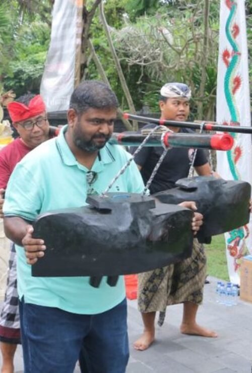 Tourists join locals in a lively open rehearsal of the Okokan and Tektekan cultural performance at Tanah Lot. Tourists join locals in a lively open rehearsal of the Okokan and Tektekan cultural performance at Tanah Lot.