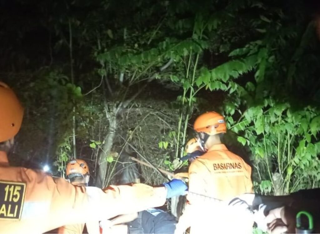 Body found hanging in Sanur swamp area, evacuation faces difficult terrain.