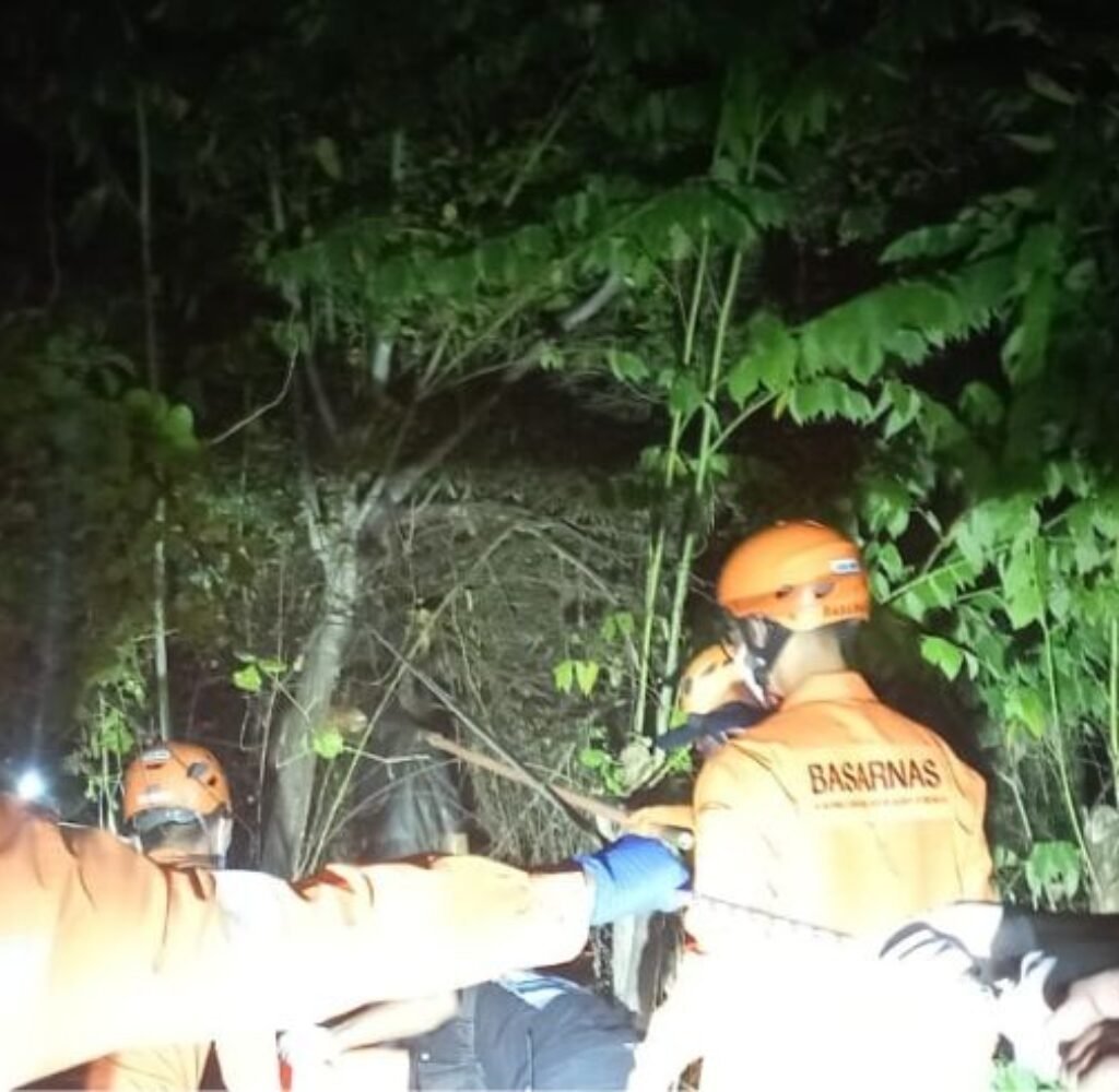 Body found hanging in Sanur swamp area, evacuation faces difficult terrain.
