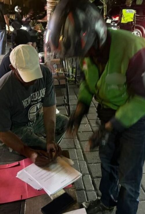 A joint task force comprising the Badung Police, North Kuta Police, Tibubeneng Village Government, and several related agencies conducted an operation to discipline illegal ojek drivers, online motorcycle taxis (ojol), and unruly foreign tourists in Tibubeneng, North Kuta, on Saturday night (October 25, 2025). A joint task force comprising the Badung Police, North Kuta Police, Tibubeneng Village Government, and several related agencies conducted an operation to discipline illegal ojek drivers, online motorcycle taxis (ojol), and unruly foreign tourists in Tibubeneng, North Kuta, on Saturday night (October 25, 2025).