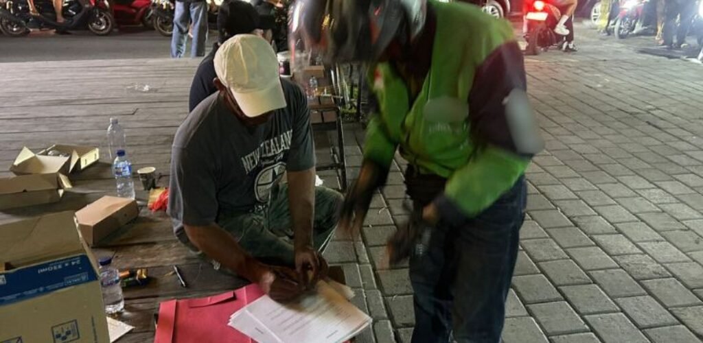 A joint task force comprising the Badung Police, North Kuta Police, Tibubeneng Village Government, and several related agencies conducted an operation to discipline illegal ojek drivers, online motorcycle taxis (ojol), and unruly foreign tourists in Tibubeneng, North Kuta, on Saturday night (October 25, 2025). A joint task force comprising the Badung Police, North Kuta Police, Tibubeneng Village Government, and several related agencies conducted an operation to discipline illegal ojek drivers, online motorcycle taxis (ojol), and unruly foreign tourists in Tibubeneng, North Kuta, on Saturday night (October 25, 2025).