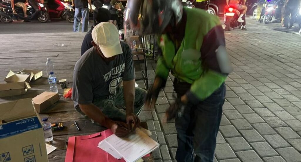 A joint task force comprising the Badung Police, North Kuta Police, Tibubeneng Village Government, and several related agencies conducted an operation to discipline illegal ojek drivers, online motorcycle taxis (ojol), and unruly foreign tourists in Tibubeneng, North Kuta, on Saturday night (October 25, 2025). A joint task force comprising the Badung Police, North Kuta Police, Tibubeneng Village Government, and several related agencies conducted an operation to discipline illegal ojek drivers, online motorcycle taxis (ojol), and unruly foreign tourists in Tibubeneng, North Kuta, on Saturday night (October 25, 2025).