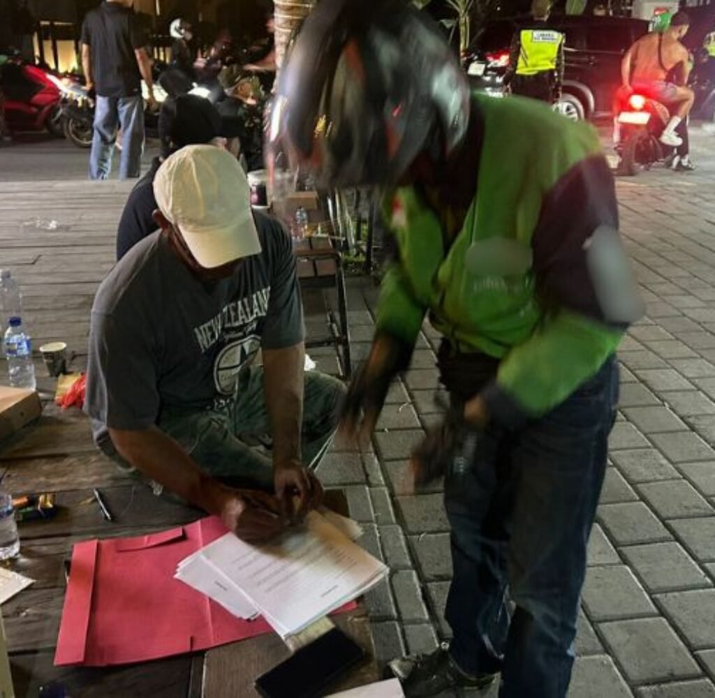 A joint task force comprising the Badung Police, North Kuta Police, Tibubeneng Village Government, and several related agencies conducted an operation to discipline illegal ojek drivers, online motorcycle taxis (ojol), and unruly foreign tourists in Tibubeneng, North Kuta, on Saturday night (October 25, 2025). A joint task force comprising the Badung Police, North Kuta Police, Tibubeneng Village Government, and several related agencies conducted an operation to discipline illegal ojek drivers, online motorcycle taxis (ojol), and unruly foreign tourists in Tibubeneng, North Kuta, on Saturday night (October 25, 2025).