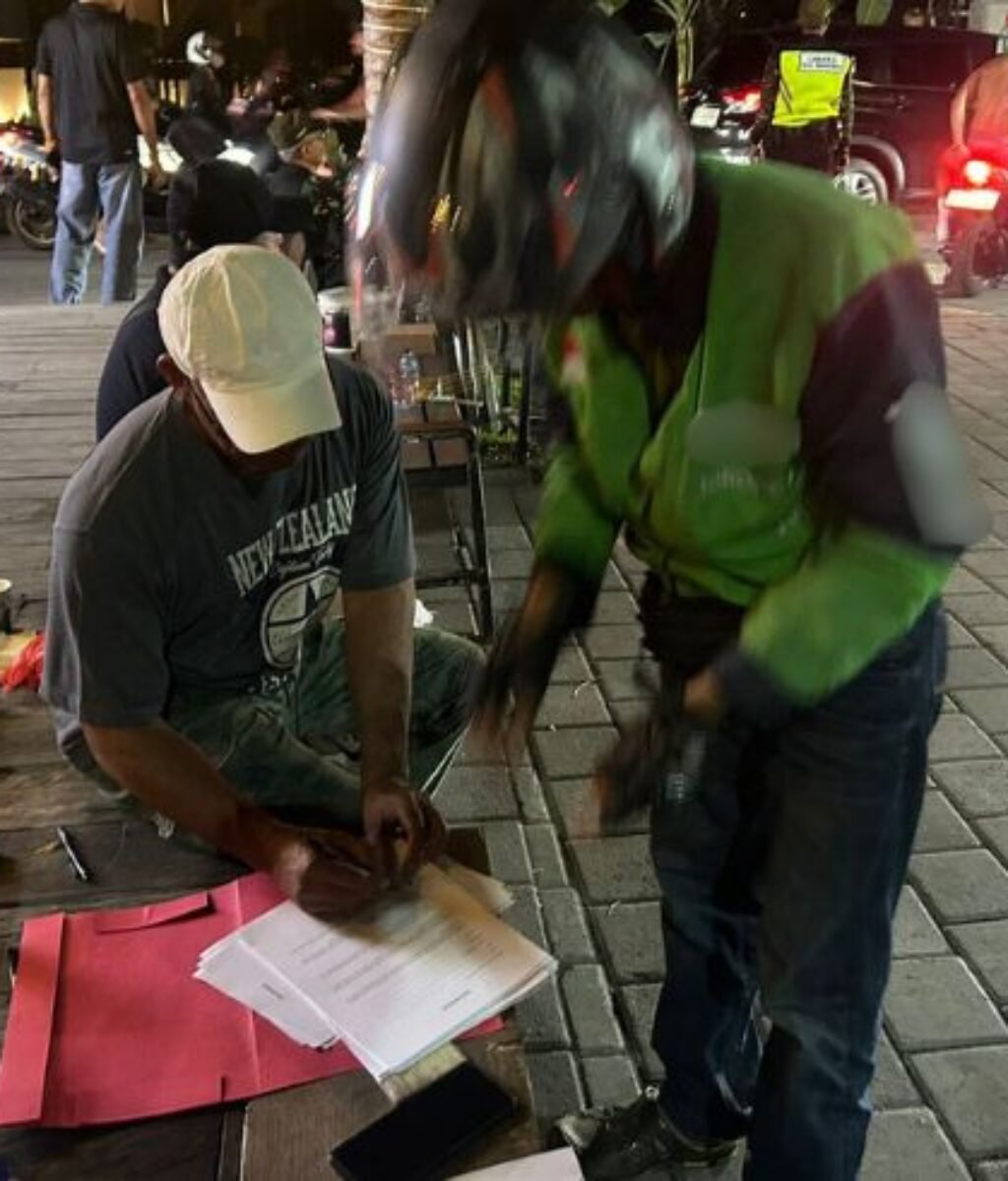 A joint task force comprising the Badung Police, North Kuta Police, Tibubeneng Village Government, and several related agencies conducted an operation to discipline illegal ojek drivers, online motorcycle taxis (ojol), and unruly foreign tourists in Tibubeneng, North Kuta, on Saturday night (October 25, 2025). A joint task force comprising the Badung Police, North Kuta Police, Tibubeneng Village Government, and several related agencies conducted an operation to discipline illegal ojek drivers, online motorcycle taxis (ojol), and unruly foreign tourists in Tibubeneng, North Kuta, on Saturday night (October 25, 2025).