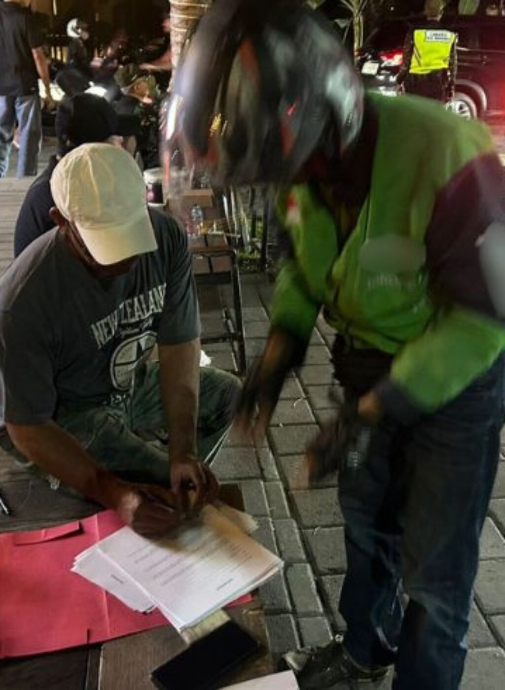 A joint task force comprising the Badung Police, North Kuta Police, Tibubeneng Village Government, and several related agencies conducted an operation to discipline illegal ojek drivers, online motorcycle taxis (ojol), and unruly foreign tourists in Tibubeneng, North Kuta, on Saturday night (October 25, 2025). A joint task force comprising the Badung Police, North Kuta Police, Tibubeneng Village Government, and several related agencies conducted an operation to discipline illegal ojek drivers, online motorcycle taxis (ojol), and unruly foreign tourists in Tibubeneng, North Kuta, on Saturday night (October 25, 2025).