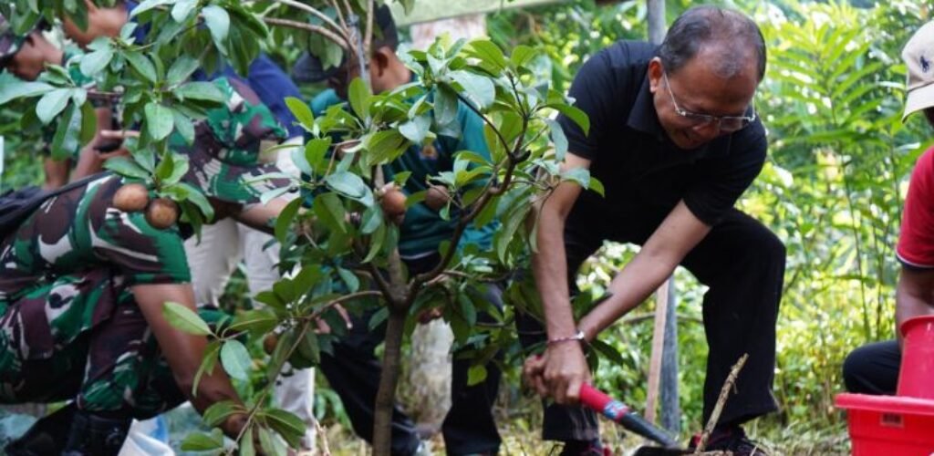 Governor Wayan Koster leads tree planting along Tukad Ayung in Badung as part of the Gotong Royong Semesta Berencana environmental initiative. Governor Wayan Koster leads tree planting along Tukad Ayung in Badung as part of the Gotong Royong Semesta Berencana environmental initiative.