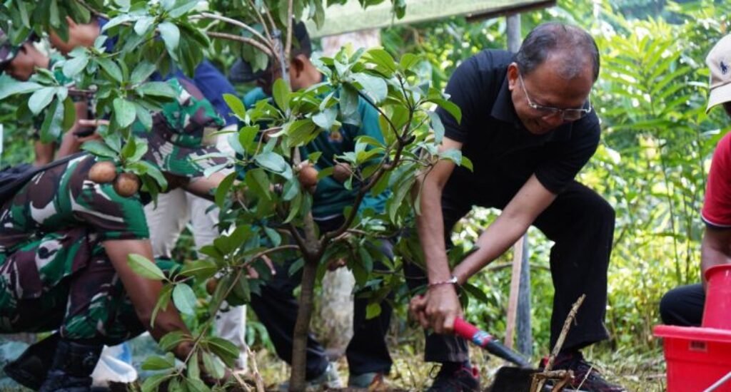 Governor Wayan Koster leads tree planting along Tukad Ayung in Badung as part of the Gotong Royong Semesta Berencana environmental initiative. Governor Wayan Koster leads tree planting along Tukad Ayung in Badung as part of the Gotong Royong Semesta Berencana environmental initiative.