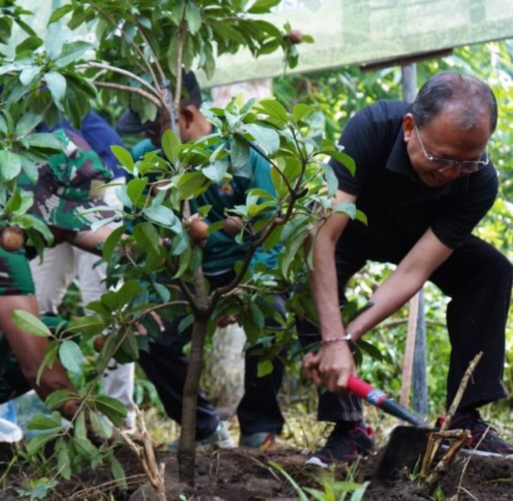 Governor Wayan Koster leads tree planting along Tukad Ayung in Badung as part of the Gotong Royong Semesta Berencana environmental initiative. Governor Wayan Koster leads tree planting along Tukad Ayung in Badung as part of the Gotong Royong Semesta Berencana environmental initiative.