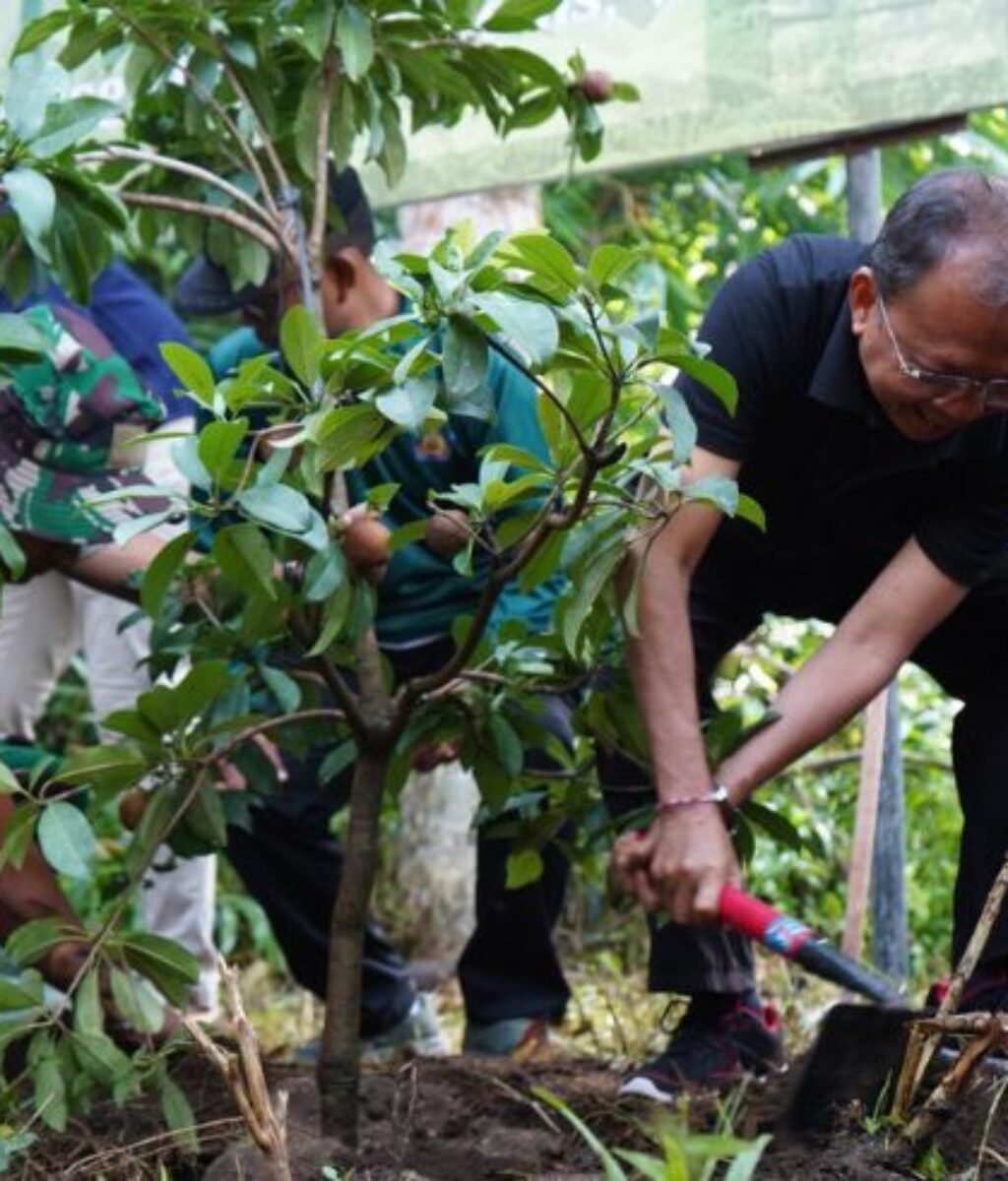 Governor Wayan Koster leads tree planting along Tukad Ayung in Badung as part of the Gotong Royong Semesta Berencana environmental initiative. Governor Wayan Koster leads tree planting along Tukad Ayung in Badung as part of the Gotong Royong Semesta Berencana environmental initiative.