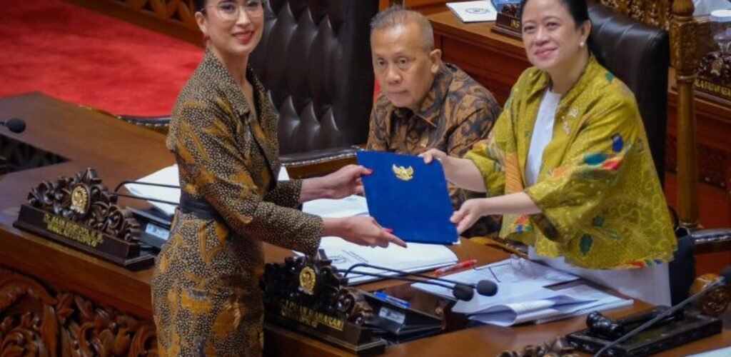 Tourism Minister Widiyanti Putri Wardhana submits the newly approved Tourism Bill during the DPR Plenary Session in Jakarta.