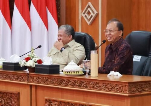 Governor Wayan Koster and Deputy Minister Fahri Hamzah discuss housing and settlement development plans in Bali.