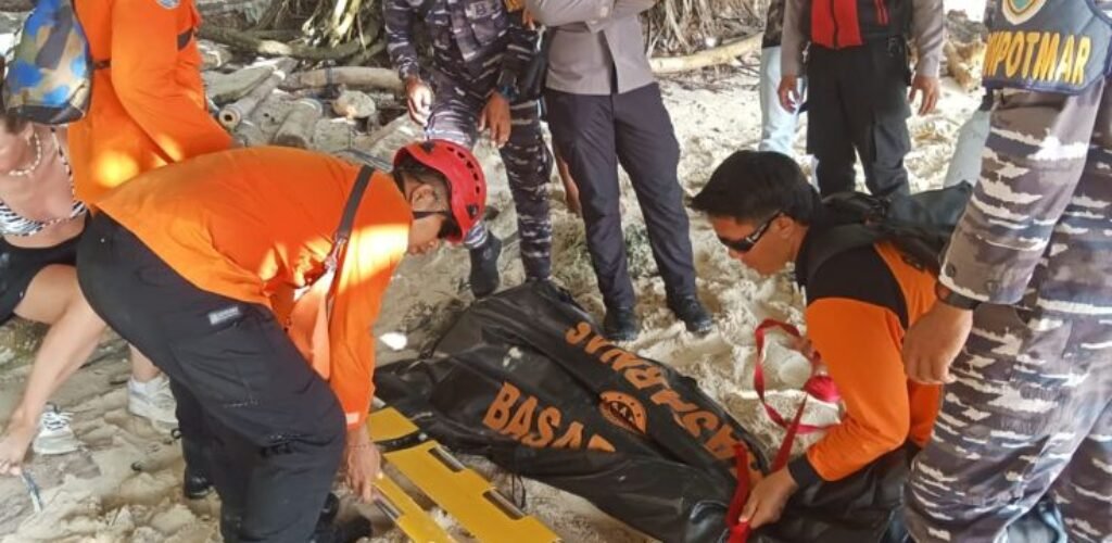 Rescue teams evacuate the body of a French tourist swept away by strong waves at Kelingking Beach, Nusa Penida. Rescue teams evacuate the body of a French tourist swept away by strong waves at Kelingking Beach, Nusa Penida.