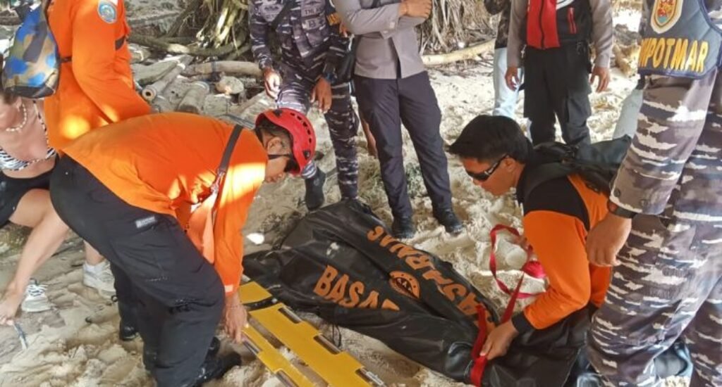 Rescue teams evacuate the body of a French tourist swept away by strong waves at Kelingking Beach, Nusa Penida. Rescue teams evacuate the body of a French tourist swept away by strong waves at Kelingking Beach, Nusa Penida.