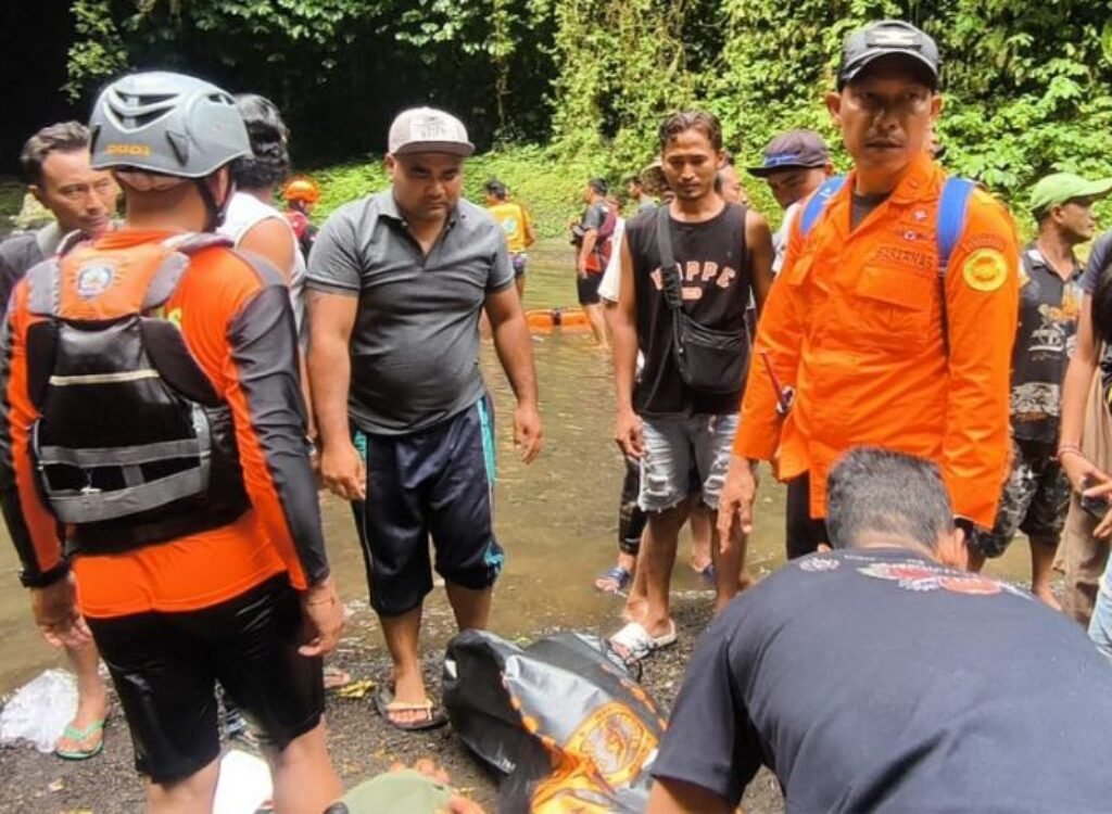 Search and rescue personnel evacuate the body of the teenage victim from Mengening Waterfall.