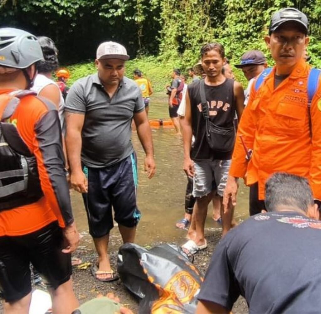 Search and rescue personnel evacuate the body of the teenage victim from Mengening Waterfall.