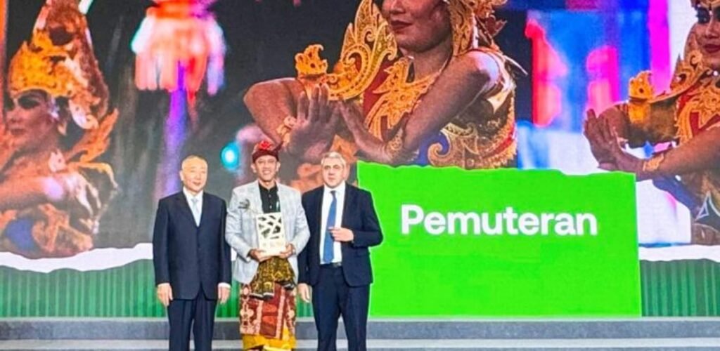 Representatives of Pemuteran Village receive the “Best Tourism Village 2025” award from UN Tourism in Huzhou, China.