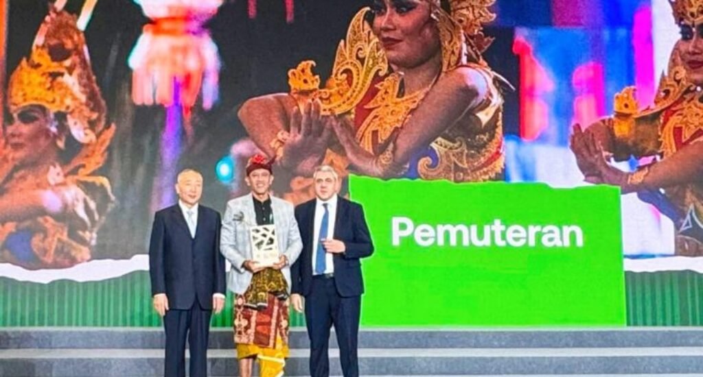 Representatives of Pemuteran Village receive the “Best Tourism Village 2025” award from UN Tourism in Huzhou, China. Representatives of Pemuteran Village receive the “Best Tourism Village 2025” award from UN Tourism in Huzhou, China.