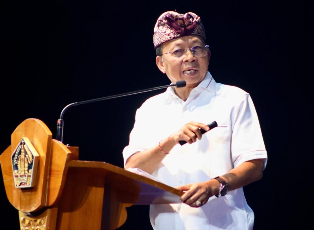 Governor Wayan Koster delivers his remarks on sustainable, culture-based tourism at the Art Center Denpasar.