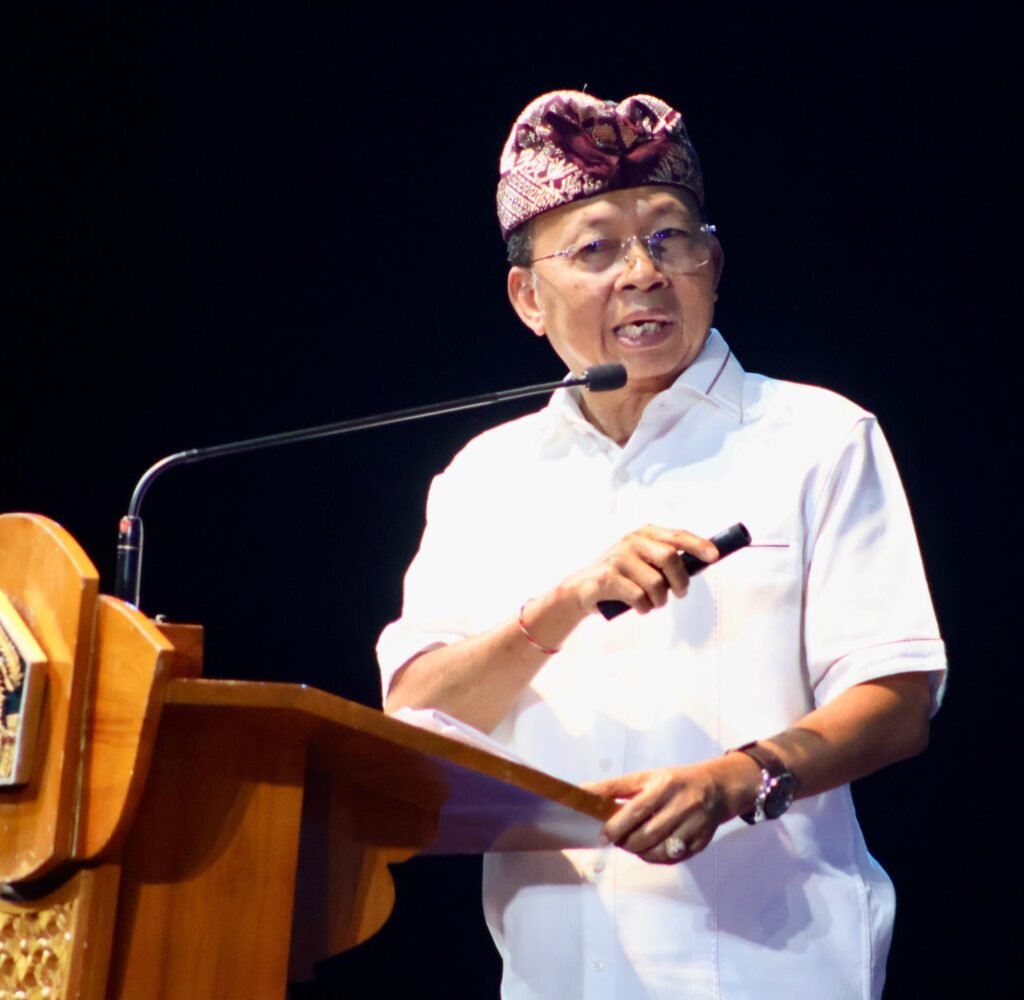 Governor Wayan Koster delivers his remarks on sustainable, culture-based tourism at the Art Center Denpasar.